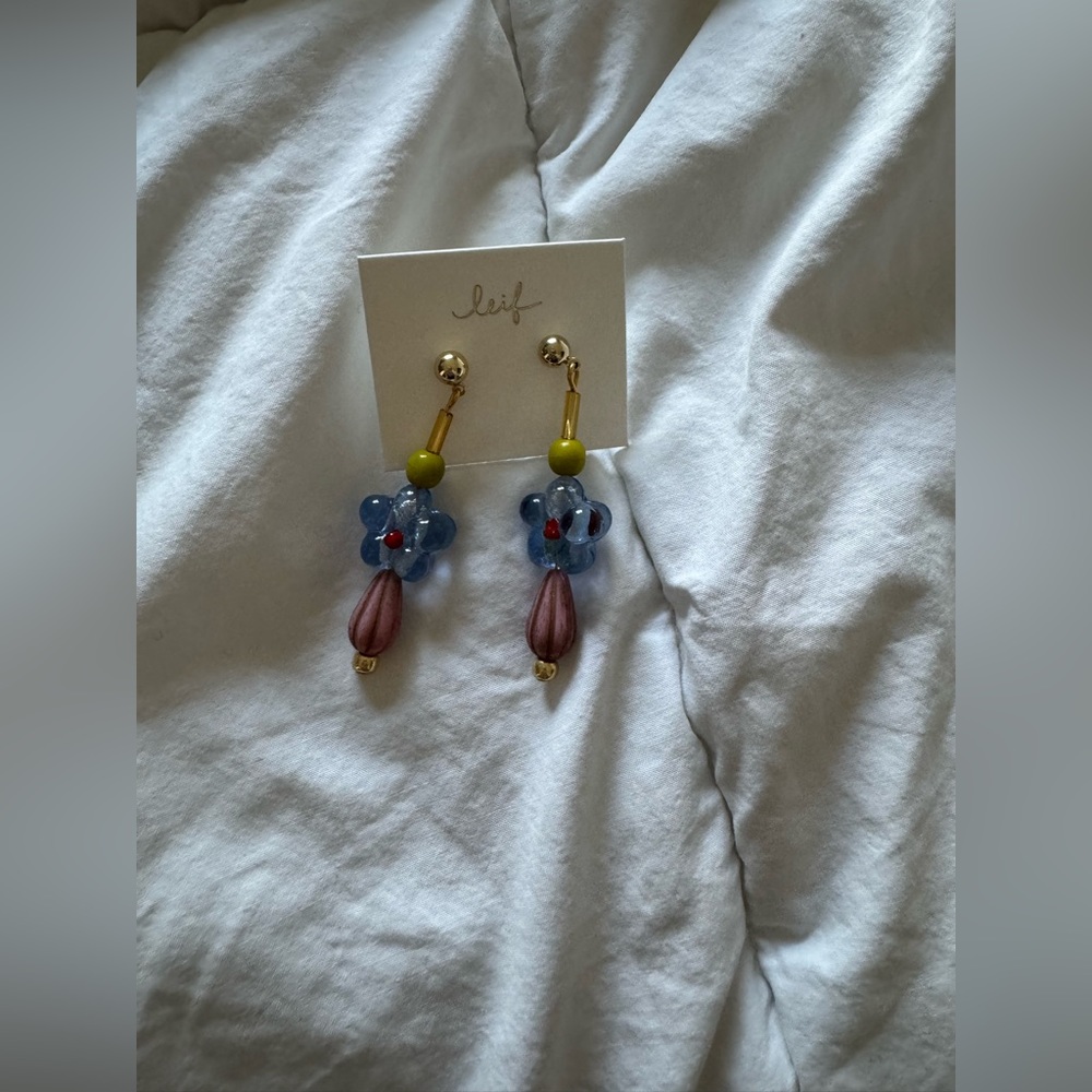 [NWT] Floral dangling earrings